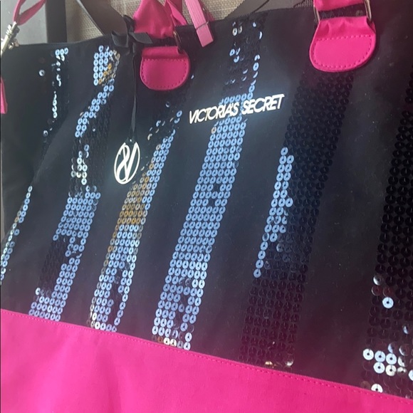 PINK Victoria's Secret Handbags - NWOT Victoria Secret Tote / overnight bag